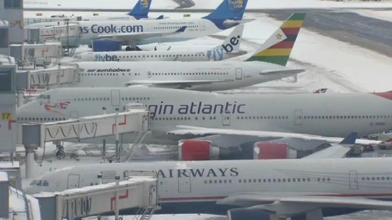 Letiště Heathrow je plně obsazené, spoje ale neodlétají.