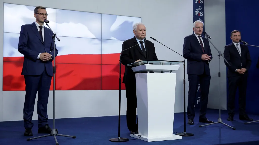 Mateusz Morawiecki, Jaroslaw Kaczynski, Jaroslaw Gowin a Zbigniew Ziobro po podpisu smlouvy
