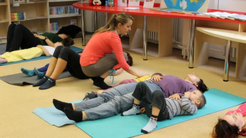 Týna z Jogínků předcvičovala dětem v knihovně