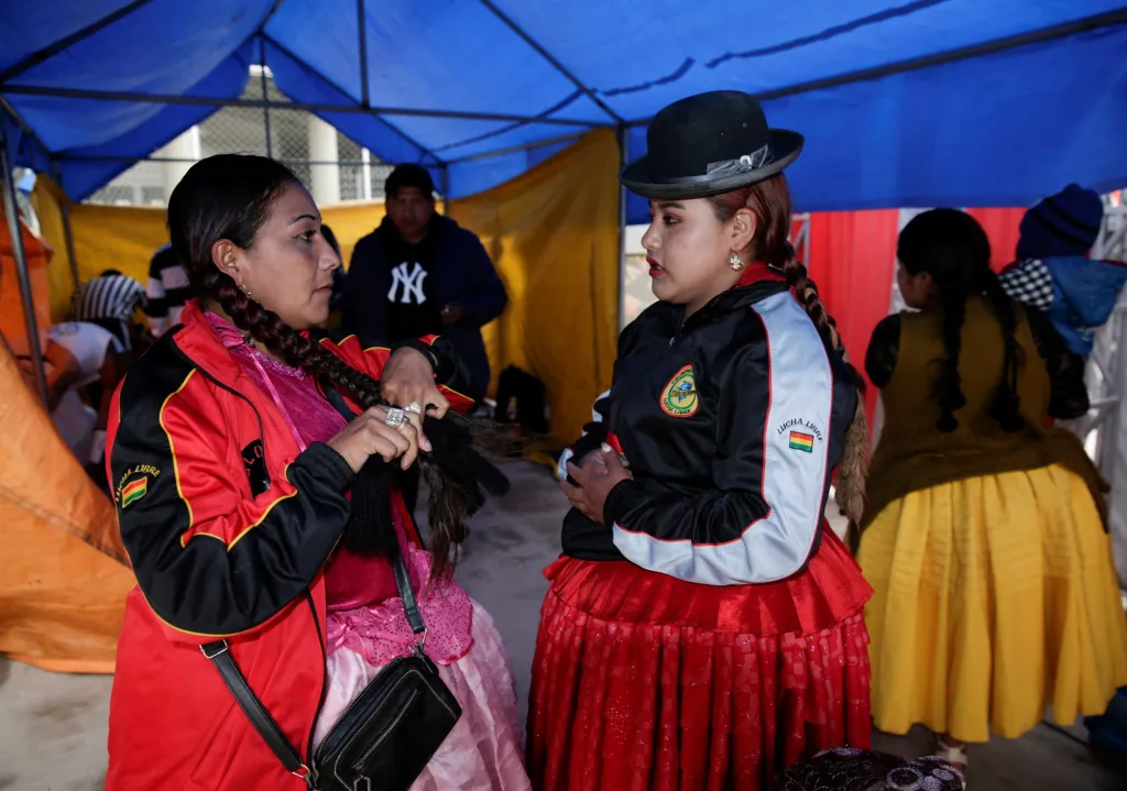Bolivijské ženy, které se živí wrestlingem, se vrací po lockdownu zpět do zápasnického ringu
