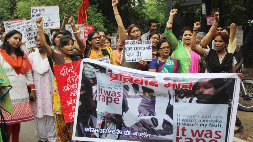 Indové protestují proti množícím se případům hromadného znásilnění
