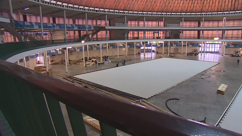 Příprava kluziště v pavilonu Z