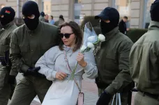 Bělorusové znovu zaplnili ulice proti Lukašenkovi. Hackeři na webu televize ukázali protesty