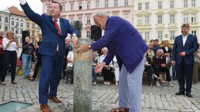 Primátor Antonín Staněk (vlevo) a rodák Ivan Theimer odhalili nová pítka v centru Olomouce