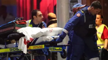 Záchranáři odvážejí zraněné po zásahu v kavárně v Sydney