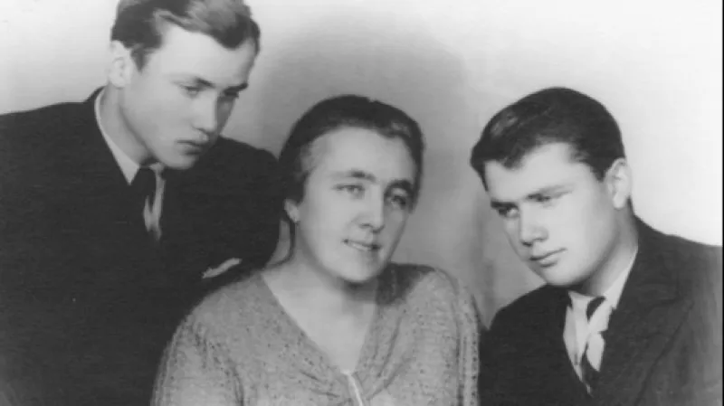 Marie Moravcová se syny Miroslavem (vpravo) a Vlastimilem (vlevo). Zdroj: Veřejná doména