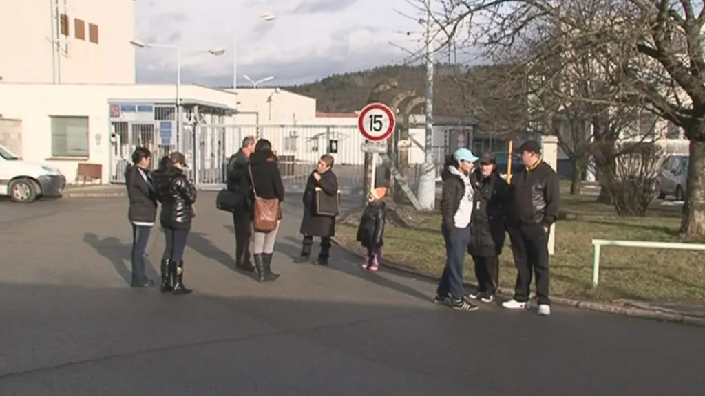 Před kuřimskou věznicí čekají na amnestované příbuzní