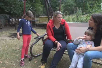 Kvůli požáru utíkali z Mezné jen s doklady. Autobus už vám nepojede, dozvěděla se žena s dětmi od hasiče