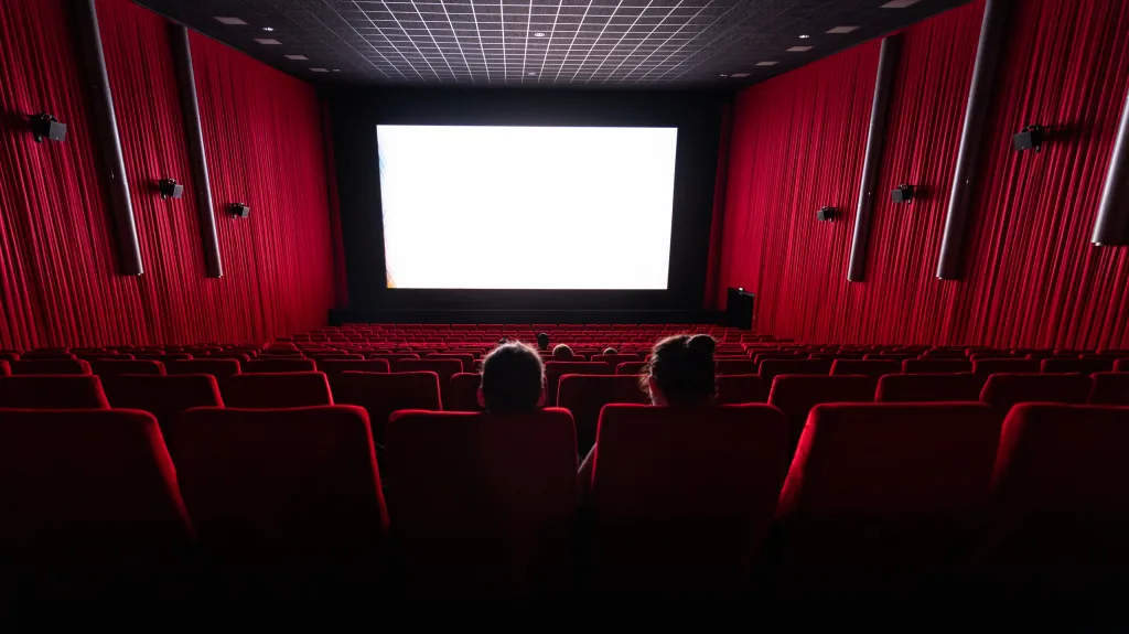 Poloprázdné kino v Drážďanech po znovuotevření