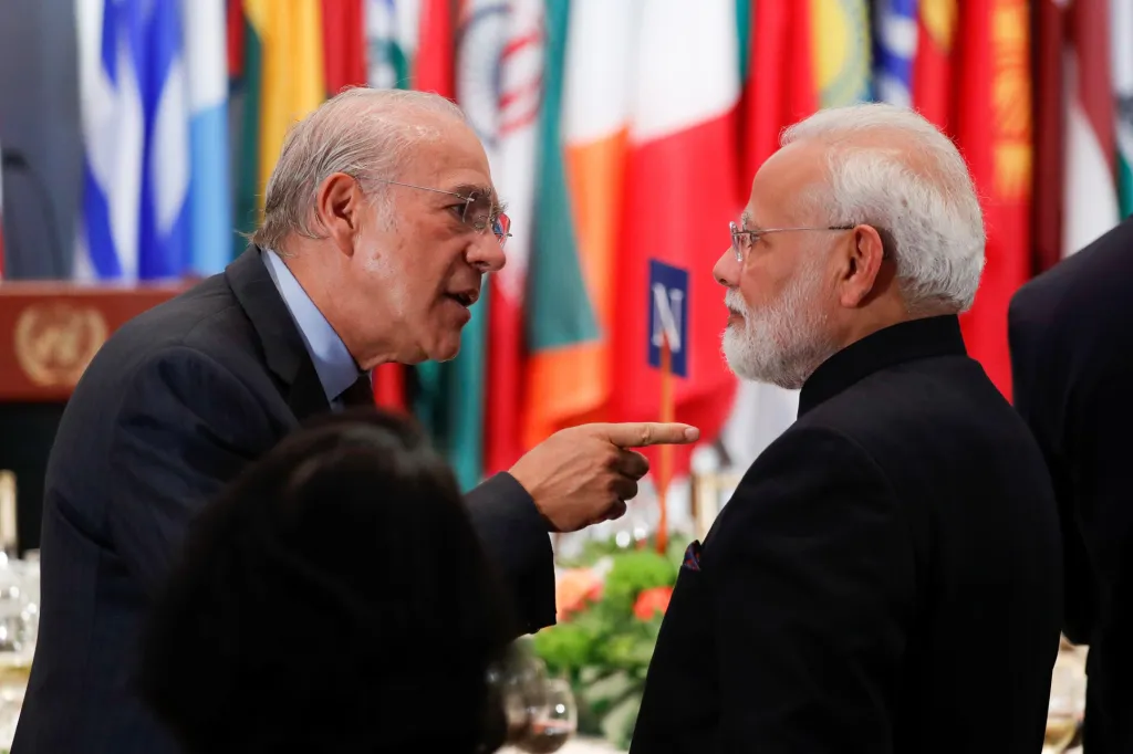 Generální tajemník Organizace pro hospodářskou spolupráci a rozvoj (OECD) Angel Gurria hovořil velmi emotivně s indickým premiérem Narendrou Modim během přestávky na oběd