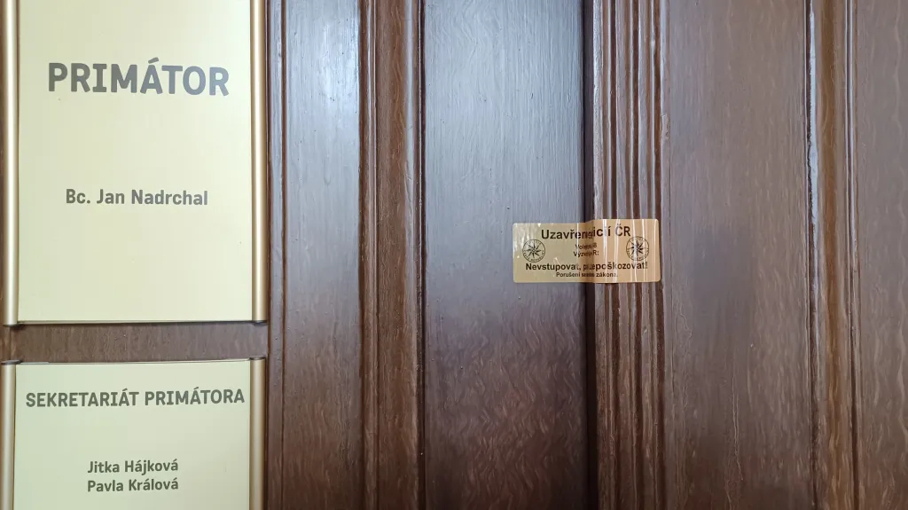 Policií zapečetěné dveře pracovny primátora na pardubickém magistrátu