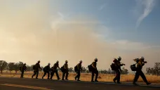 Kalifornští hasiči bojující s požárem Park Fire