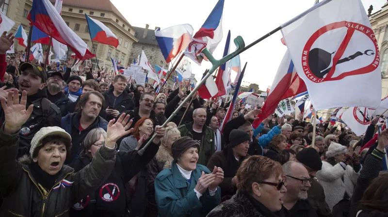 Střety demonstrantů, útok na novináře i Kliniku - bouřlivé sobotě se věnovaly Události