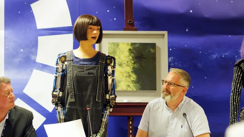 Ai-Da „mluví“ v OSN, vedle ní sedí její „stvořitel“ Aidan Meller