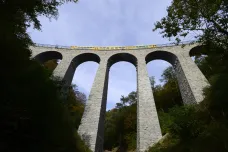 Skalní rampy, tunely a unikátní viadukt. Před 120 lety vznikla odvážná železnice podél Sázavy