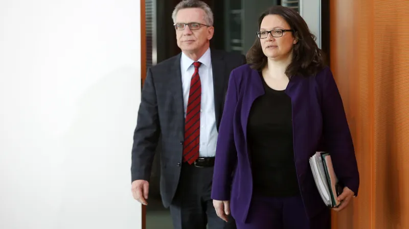 Ministryně sociálních věcí Nahlesová v doprovodu ministra vnitra de Maiziera