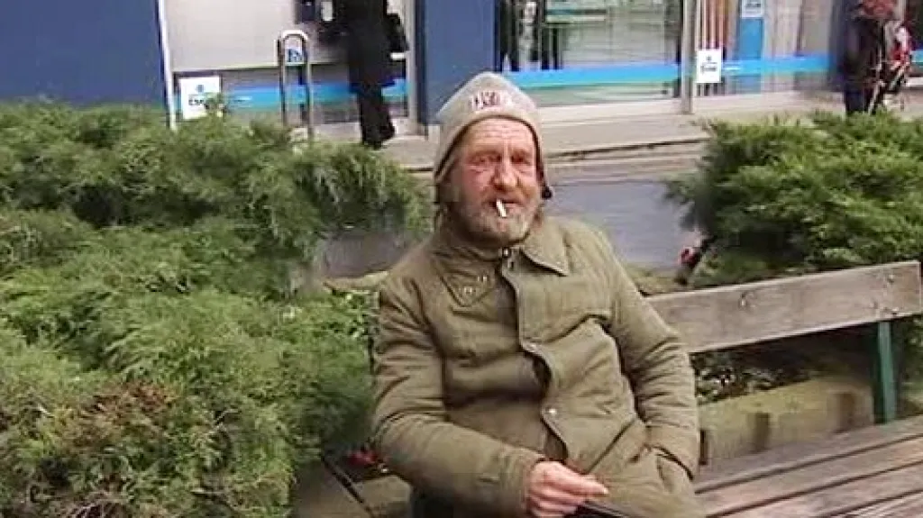Bezdomovec na lavičce