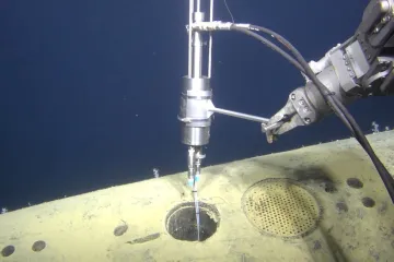 Ze sovětské ponorky ztroskotané u Norska stále uniká radiace