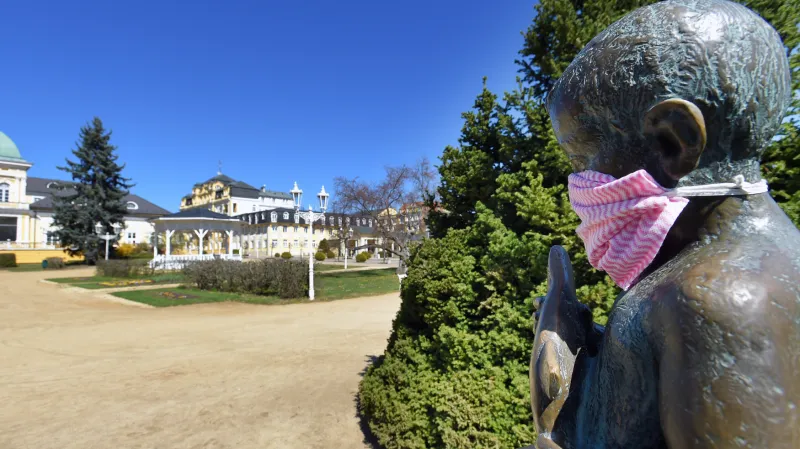 Socha Františka s ochranou rouškou u prázdné kolonády. V prosinci na sebe podala návrh na vyhlášení insolvence společnosti Františkovy Lázně SAVOY, která se dostala do finančních problémů