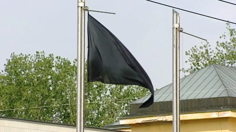 Černý praporec nad Explosií