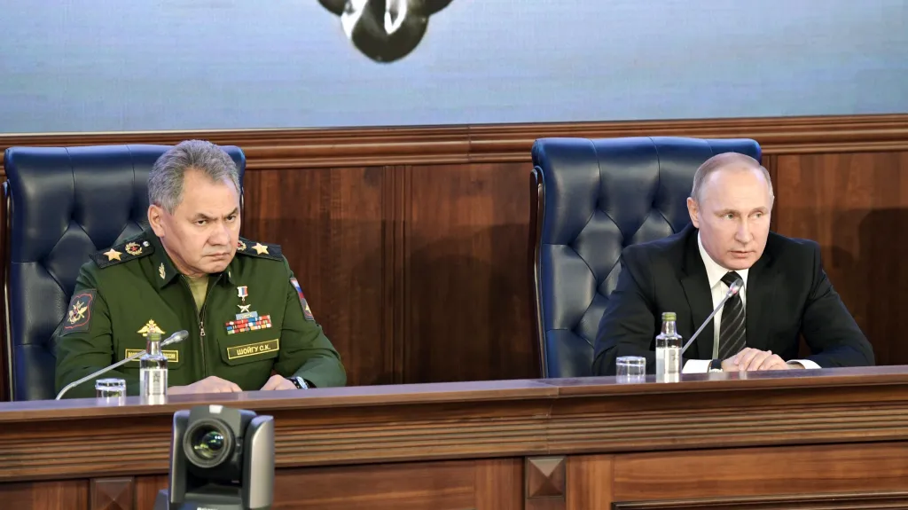 Ruský ministr obrany Sergej Šojgu a prezident Vladimir Putin