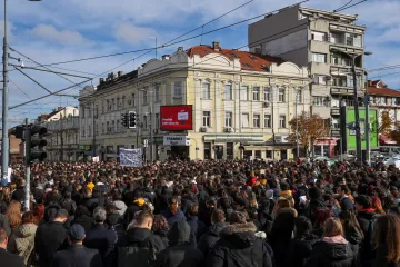 Srbové protestují proti „mafiánskému režimu“. Prezident kritiku odmítá