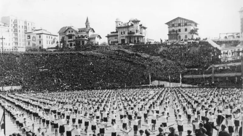 Manifestace mládežníků za účasti Franka v říjnu 1939