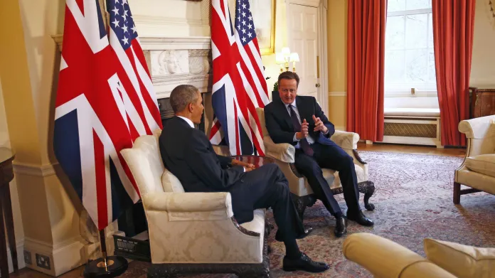 Obama a Cameron během schůzky v Londýně