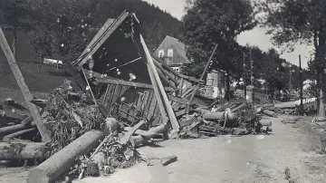 Bylo zničeno celkem přes třicet domů, mezi nimi i pila s myslivnou, několik továren (jedenáct brusíren skla), hasičská zbrojnice  a mnoho obytných domů. Dalších sedm domů bylo vážně poškozeno, padesát pět pak jen částečně