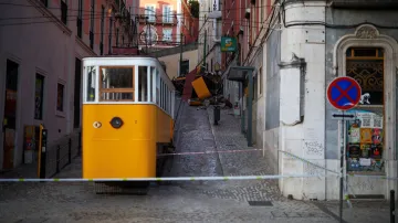 Následky nehody lanovky Glória v Lisabonu