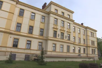 Hradecká nemocnice se snaží zbavit firmy provozující následnou péči. Přou se o dluh