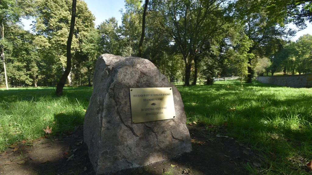 Německý hřbitov v Sokolově připomíná pamětní deska
