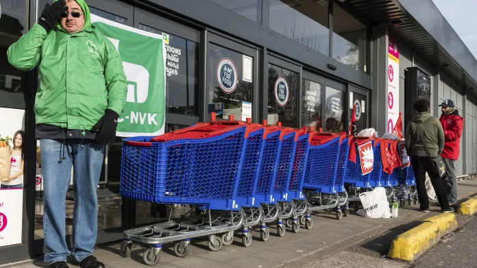 Zablokovaný vstup do supermarketu Carrefour v Bruselu