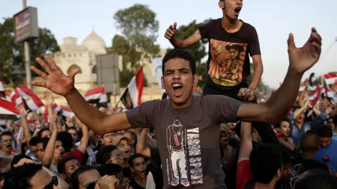 Dva roky po arabském jaru 2011 začalo ke konci června egyptské léto 2013. Mohutné protesty v celé zemi trvaly několik měsíců a jejich výsledkem jsou stovky mrtvých a tisíce raněných