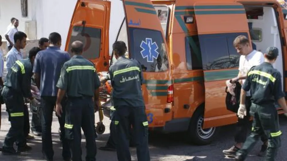 Egyptští záchranáři zasahují po nehodě autobusu