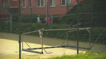 Převrácená branka na břeclavském hřišti