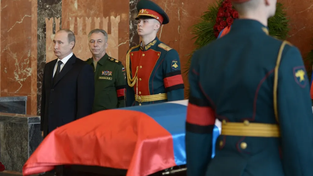 Vladimir Putin na pohřbu Michaila Kalašnikova