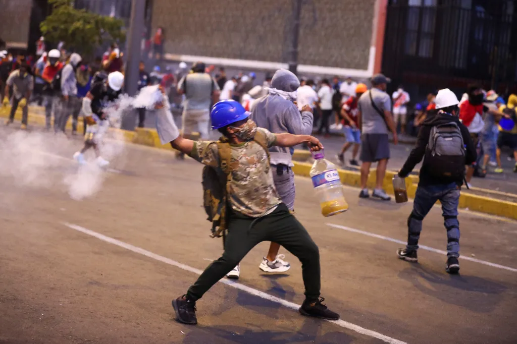 Krvavé protivládní protesty v Peru pokračují