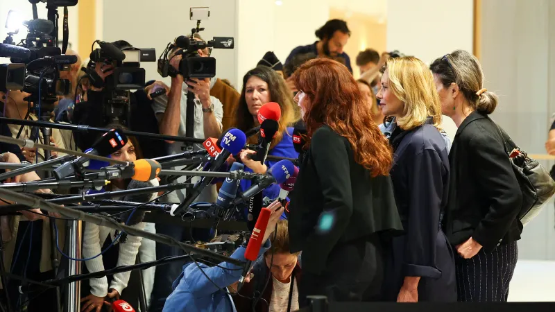 Jedna ze žalobkyní a její advokátka mluví s médii po vynesení rozsudku