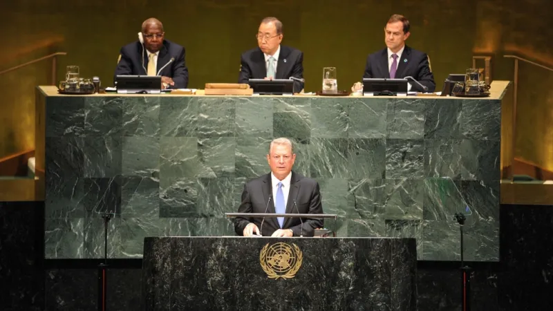 Při zahájení vystoupil také bývalý americký viceprezident Al Gore