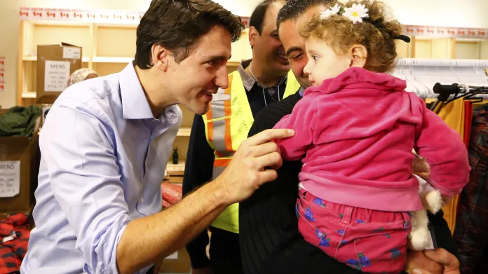 Justin Trudeau vítá na letišti syrské uprchlíky