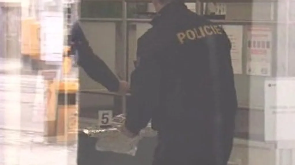 Policisté vyšetřují přepadení banky