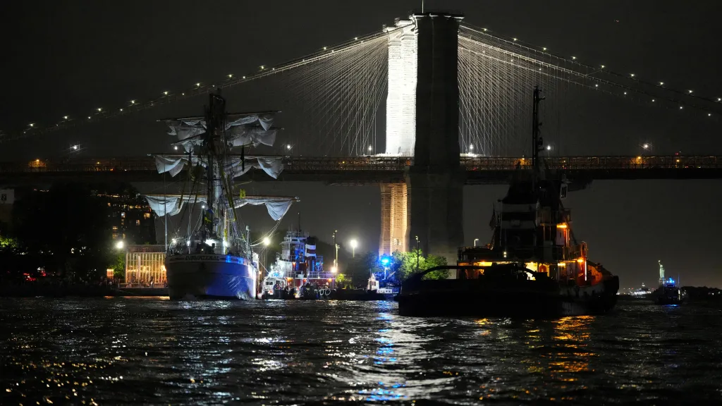 Cvičná loď mexického námořnictva po nárazu do Brooklynského mostu v New Yorku
