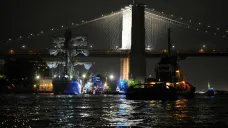 Cvičná loď mexického námořnictva po nárazu do Brooklynského mostu v New Yorku