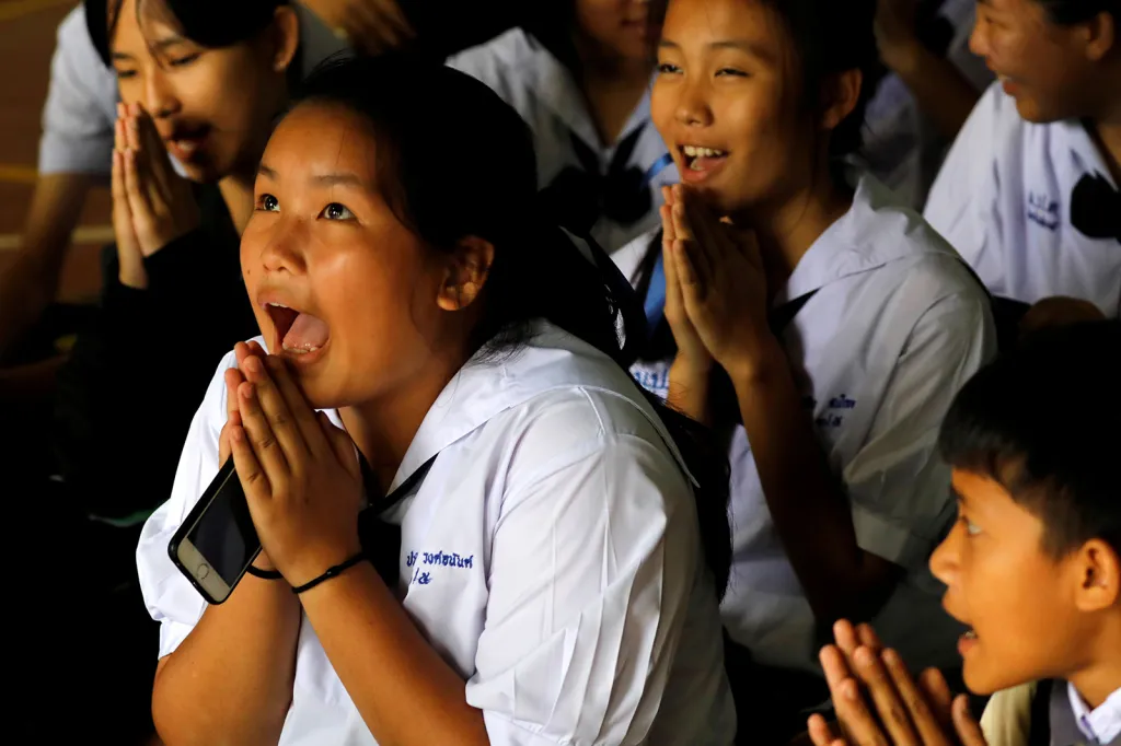 Spolužáci dvanácti thajských školáků, kteří se svým trenérem uvázli v zatopené jeskyni komplexu Tham Luang, reagují na oznámení svého učitele o tom, že skupina byla zachráněna.