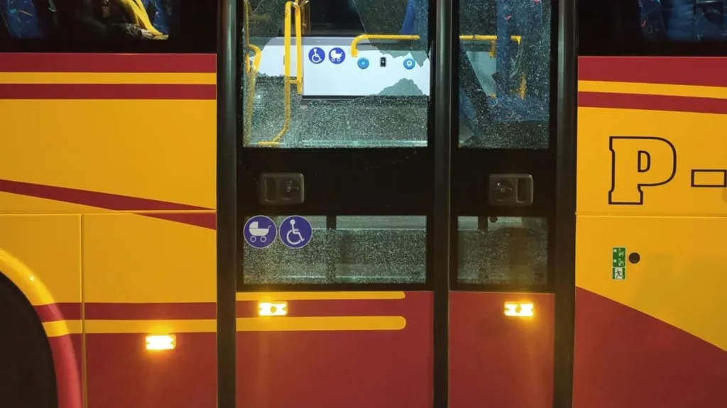 Autobus s prostřelenými dveřmi