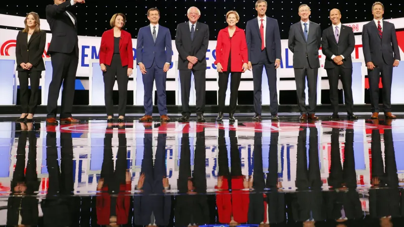 Zleva kandidáti Marianne Williamsonová, Tim Ryan, Amy Klobucharová, Pete Buttigieg, Bernie Sanders, Elizabeth Warrenová, Beto O'Rourke, John Hickenlooper, John Delaney, Steve Bullock