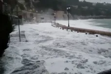 Při záplavách na jihu Francie zahynuli nejméně čtyři lidé. Voda opět zalila i centrum Benátek