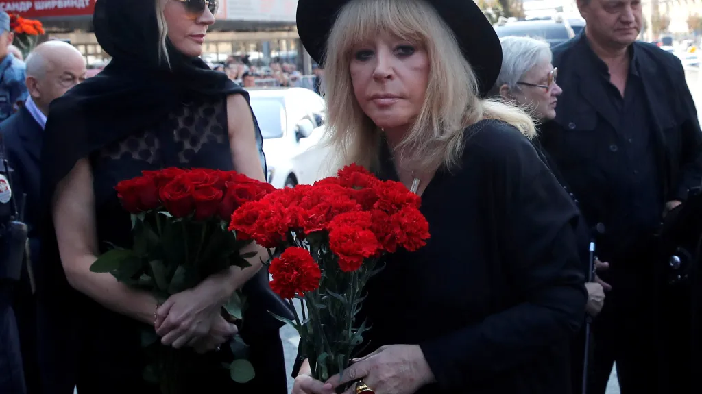 Alla Pugačovová na pohřbu zpěváka a prokremelského politika Josifa Kobzona v září 2018
