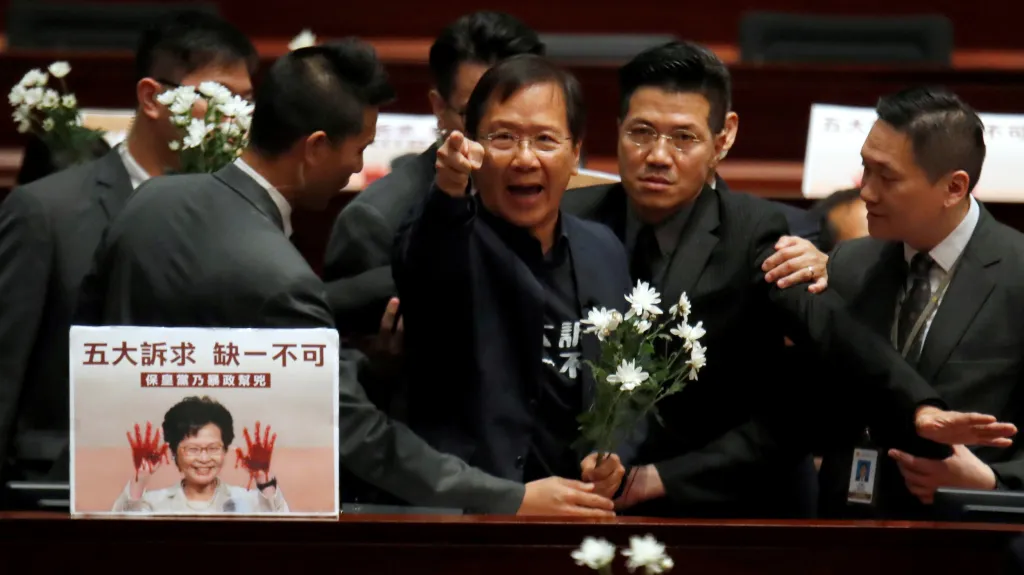 Prodemokratický poslanec je vyváděn z jednací síně hongkongského parlamentu